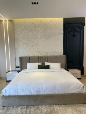 Excellent Excel/Stratford Apartment